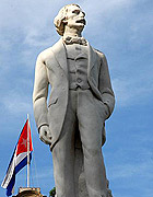 Estatua del Padre de la Patria que se alza en la otrora Plaza de Armas de La Habana Vieja