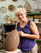 Amelia modelando una de sus obras en su taller Terracota 4, en La Habana Vieja