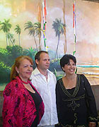 A la izquierda de Machado, aparece María Elena Balán y a la derecha, Elsa Pelegrín, directora del Canal ACN.