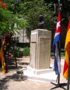 Escoltado por las banderas de Cuba y Alemania, el busto de Humboldt está ubicado en el parque de Oficios y Muralla.