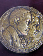 Medalla conmemorativa del cincuentenario de la invención de la fotrografía, bronce, 1889, realizada por el grabador Émile Soldi 