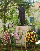 Como todos los años la estatua del Libertador en el Centro Históricos se rodea de flores