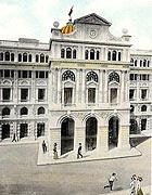 Foto tomada en la década de 1910 a 1920 que muestra la fachada de la Lonja del Comercio.