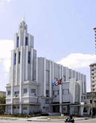 La Casa de las Américas se ubica en la esquina de la Avenida de los Presidentes (G) y la calle 3ra, en el Vedado