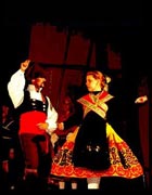 Bailarines ataviados con los trajes tradicionales zamoranos