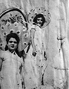 Las señoritas Carrillo y Herrera, tripulantes de la carroza presentada en las parrandas de Nochebuena de 1943 por el barrio remediano de San Salvador.