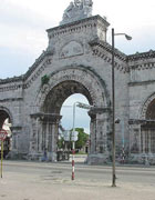 Puerta de entrada a la necropolis Cristobal Colón, donde reza: Ianua sum pacis (Soy la puerta de la paz)