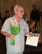 El premio de le entregado por Ciro Benemelis, Presidente del Comité Organizador de Cubadisco.