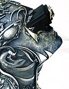 Detalle de «Eva» (2009). Plata y granito (1 x 0.40 x 0.30 m)