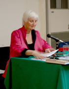 La fotógrafa e historiadora de arte Cathryn Griffith durante la presentación en la Biblioteca Pública Rubén Martínez Villena