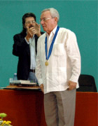 Leal en la ceremonia de entrega. Al fondo, el Ministro de Cultura, Abel Prieto 